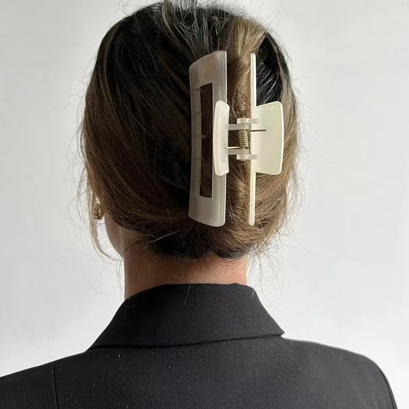 Liv1 | Women’s Liv1 Oversized Claw Clip with Geometric Design