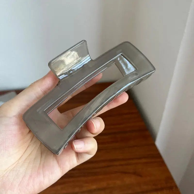 Liv1 | Women’s Liv1 Oversized Claw Clip with Geometric Design