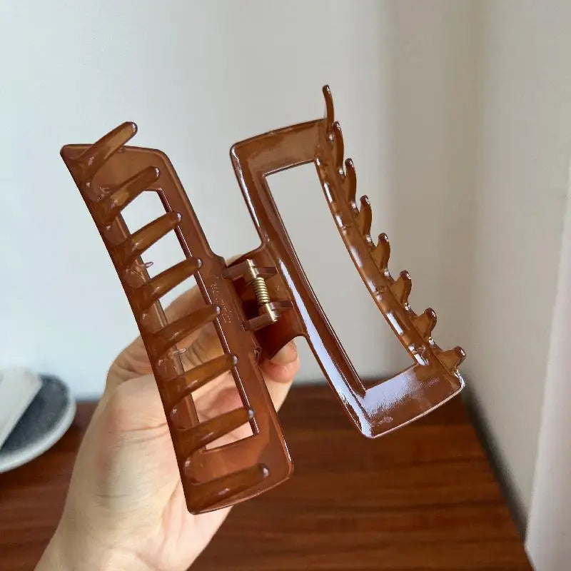 Liv1 | Women’s Liv1 Oversized Claw Clip with Geometric Design