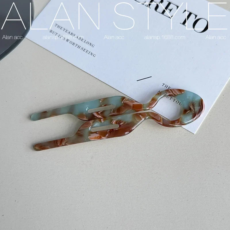 Claire | Women’s Hollow Comb Clip with Gentle Hold