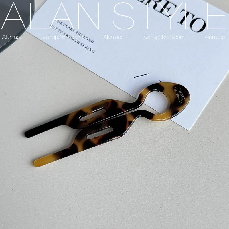 Claire | Women’s Hollow Comb Clip with Gentle Hold